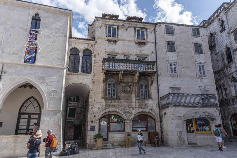 Croacia - Split 46 - palacio de Diocleciano - plaza Narodni - palacio Karepic